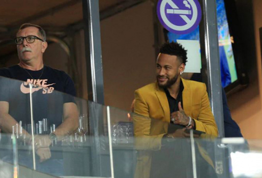 Neymar tươi cười nhìn Brazil đánh bại đội bóng của Messi