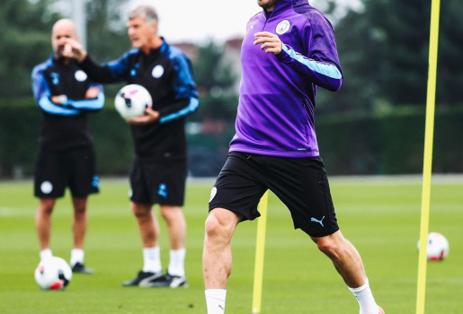 Đây, mặc ai hỗn loạn, Man City sẵn sàng chinh phục mùa giải mới