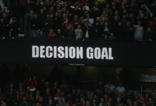 Đi ngược nguyên tắc, VAR tại Premier League đang biến trọng tài thành 'trò hề'