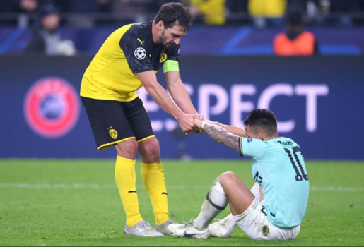 Dortmund vượt quỷ môn quan, Hummels làm 1 điều đúng chất quý ngài