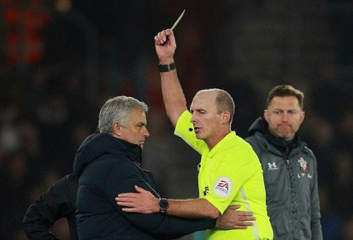 Đây! Trọng tài 'dữ dằn' nhất Premier League