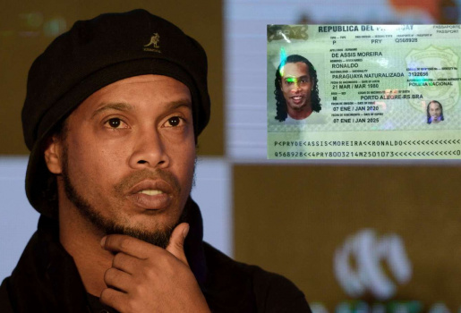 Nỗ lực kiếm tiền trả nợ chính phủ, Ronaldinho lại bị bắt vì làm hộ chiếu giả