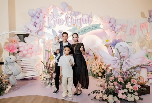 Vợ Văn Quyết: Vẻ đẹp tinh tế của một tiểu thư đài các