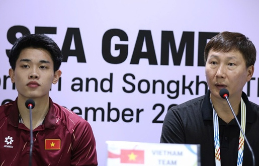 HLV Kim Sang Sik ca ngợi U22 Việt Nam sau chiến thắng