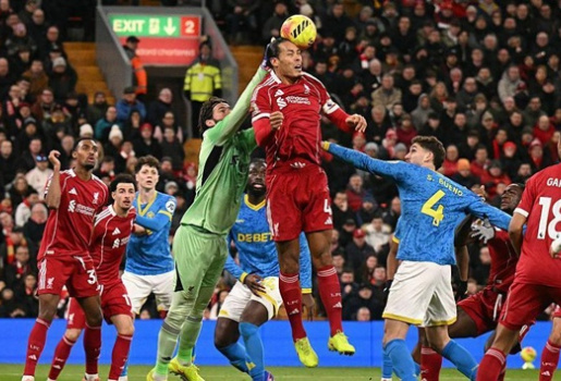 Điểm yếu bóng chết đe dọa Liverpool trước cuộc đụng độ Leeds