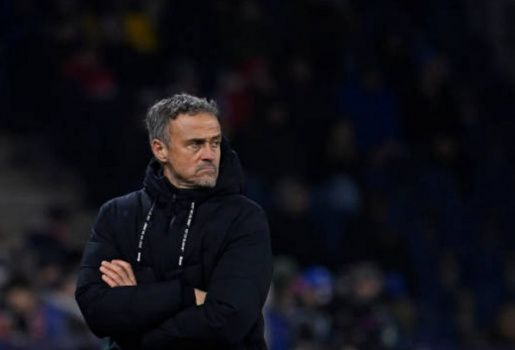 Enrique quyết định đứng ngoài phiên chợ Đông