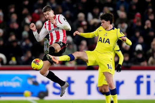Tottenham chia điểm với Brentford trong ngày Frank tái ngộ