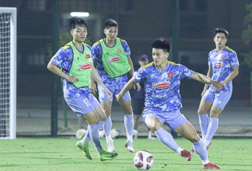 HLV Kim Sang Sik đỏ mắt tìm người thay Thanh Nhàn