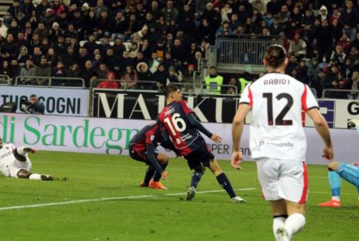 Leao tỏa sáng, Milan nhọc nhằn chiếm đỉnh bảng Serie A