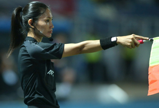 Nữ trọng tài Lào gây tranh cãi vẫn giữ chuẩn FIFA