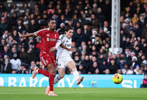 Người cũ Harry Wilson trừng phạt hàng thủ Liverpool