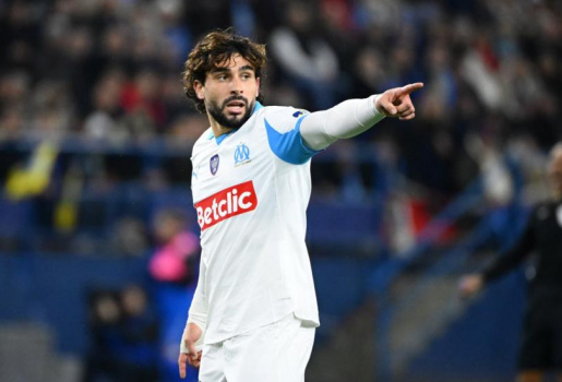 Sevilla đón Neal Maupay, Ramos rục rịch mua lại CLB