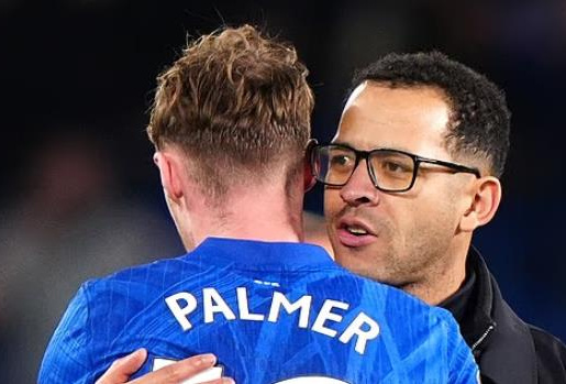 HLV Liam Rosenior mỉa mai tin đồn Cole Palmer sang Man Utd