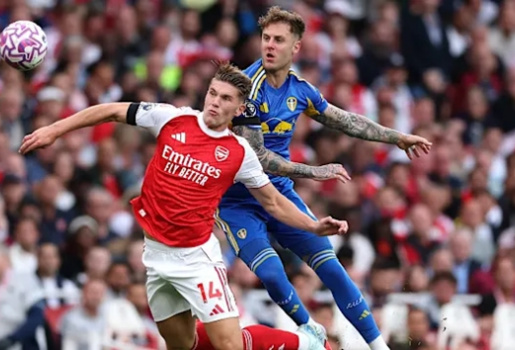Arsenal hủy bay, phải đi xe buýt 322km đến sân Leeds