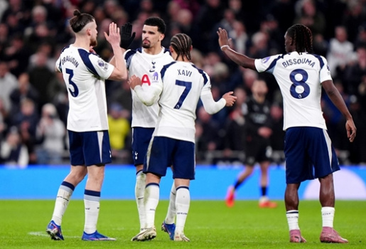 Solanke dứt điểm dũng mãnh giúp Tottenham bám đuổi Man City