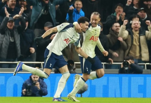 Vũ khí Solanke - Simons giúp Tottenham đấu MU