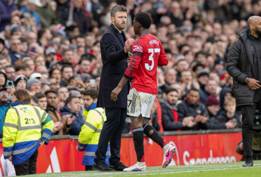 Ian Wright chỉ tên sao MU làm bẽ mặt Amorim