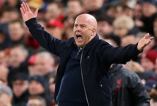 Arne Slot trút giận lên trọng tài sau trận thua Man City