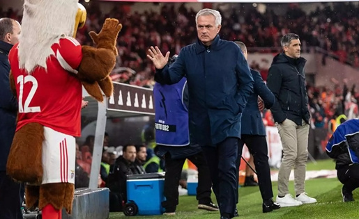 Thắng Alverca 2-1, Mourinho thong thả chờ Sporting sẩy chân