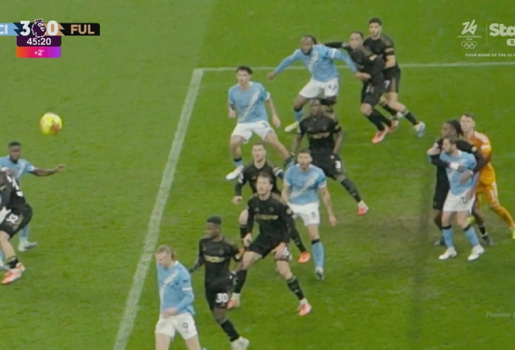 Michael Ball tố trọng tài tiêu chuẩn kép vụ giật tóc trận Man City