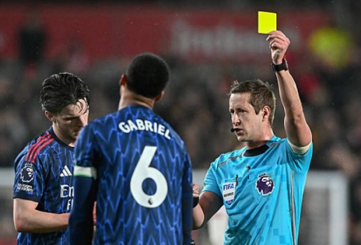 HLV Brentford bức xúc khi Gabriel không bị đuổi