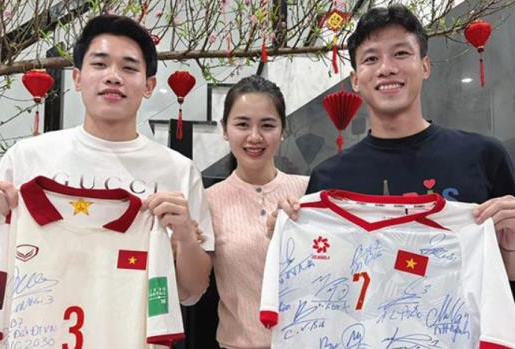 Trao áo đấu, Quế Ngọc Hải gửi thông điệp World Cup cho Đình Bắc