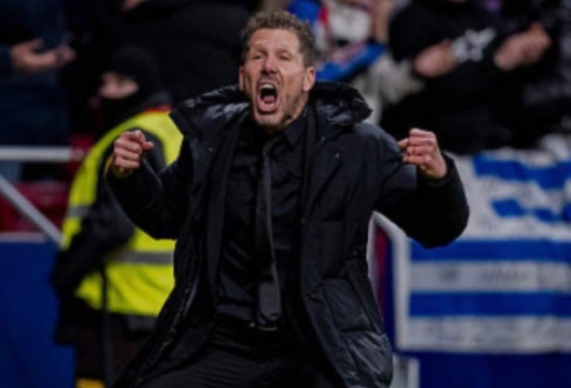 Simeone giơ 3 ngón tay mỉa mai Yamal khi Barca vỡ trận