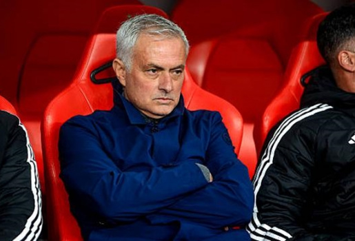 Mourinho mỉa mai công tác trọng tài dù Benfica thắng trận