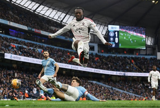 Salford chơi quả cảm làm khó Man City