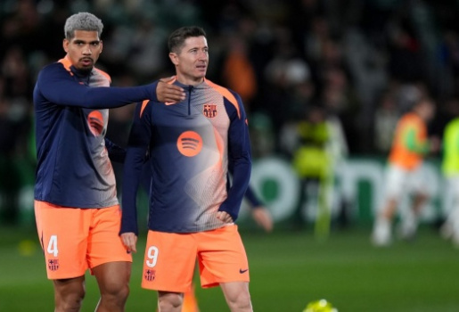 Hansi Flick đưa Araujo trở lại đội hình chính của Barcelona
