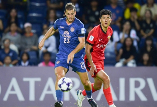 Buriram United thắng Shanghai Shenhua 2-0 trong thế hơn người
