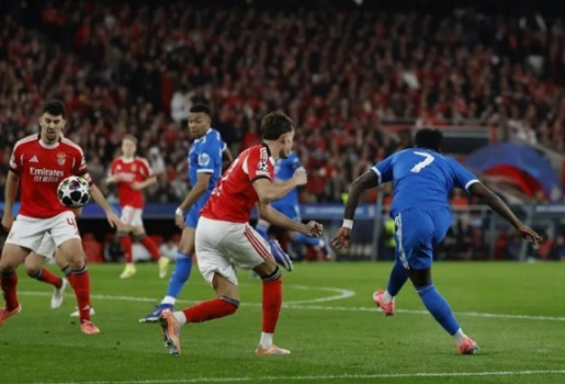 Vinicius lập siêu phẩm giúp Real hạ Benfica của Mourinho