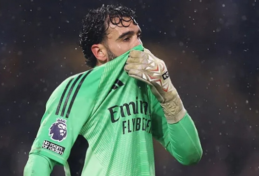 Huyền thoại Arsenal chê David Raya hoảng loạn trước Wolves