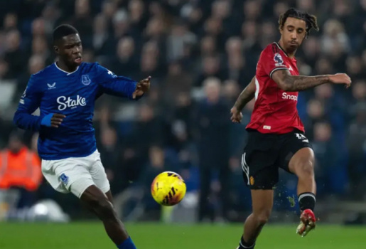 Yoro thắng tranh chấp 100% giúp MU hạ Everton