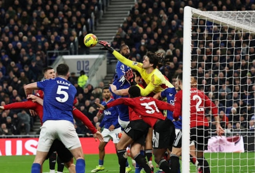 Van der Sar khen Lammens khắc chế chiến thuật của Everton