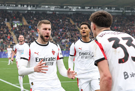 Thắng nghẹt thở Cremonese, AC Milan bám đuổi Inter