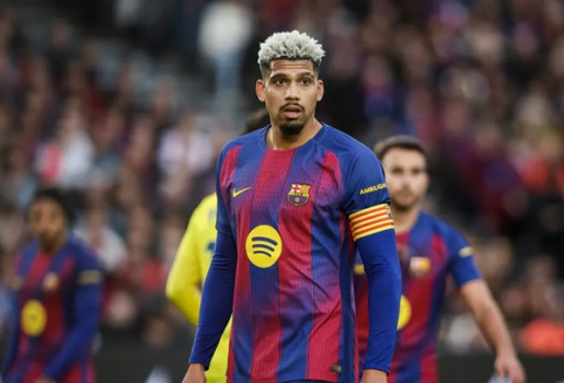 HLV Flick úp mở khả năng để Araujo đá chính trước Atletico