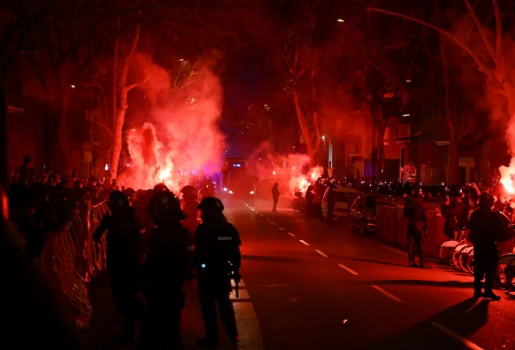Fan Barca đập vỡ kính xe buýt Atletico trong ngày bị loại