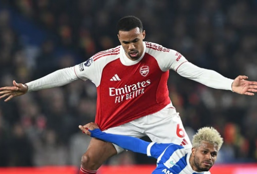 Gabriel ngưỡng mộ Saka sau cột mốc 300 trận