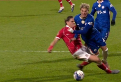 HLV của Wrexham chỉ trích VAR vì tấm thẻ đỏ trước Chelsea