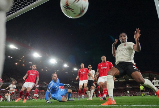 Đội bóng dùng chiến thuật bóng chết cực đoan hơn Arsenal