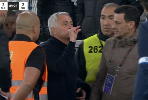 Mourinho khẩu chiến với trợ lý Porto trong ngày nhận thẻ đỏ kịch tính