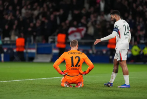 Carragher hối thúc Chelsea thay máu hàng thủ sau trận thua PSG