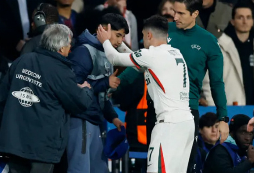 Pedro Neto hối hận vì hành động xô ngã cậu bé nhặt bóng