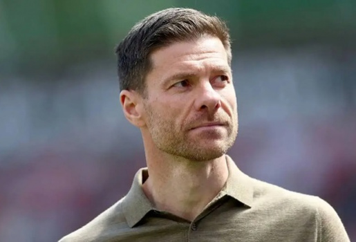 Đại diện dập tắt tin Alonso thay Slot tại Liverpool