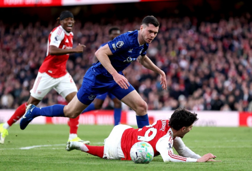 Arsenal mất penalty, Redknapp mắng VAR là nỗi nhục
