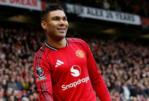 HLV Carrick dập tắt hy vọng giữ chân Casemiro của fan MU