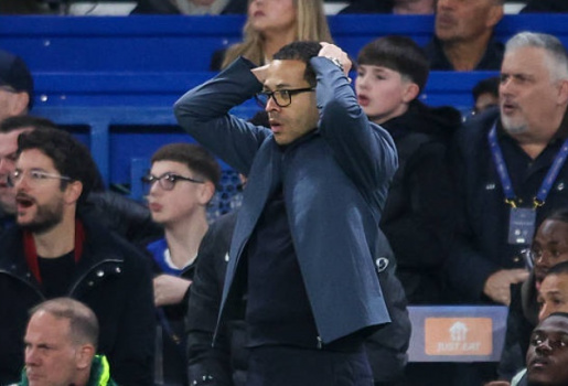 Fan Chelsea trút giận lên Rosenior sau khi bị PSG loại khỏi C1