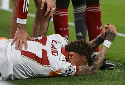 Va đập biển quảng cáo ở Anfield, Noa Lang đứt rời ngón tay