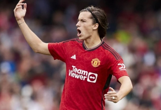 Từ sai lầm Carreras nhìn về cơn khát hậu vệ biên của MU